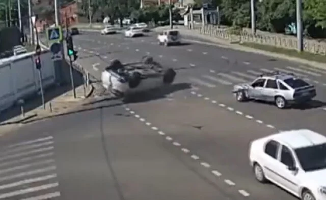  Кроссовер перевернулся на крышу в результате ДТП в Краснодаре