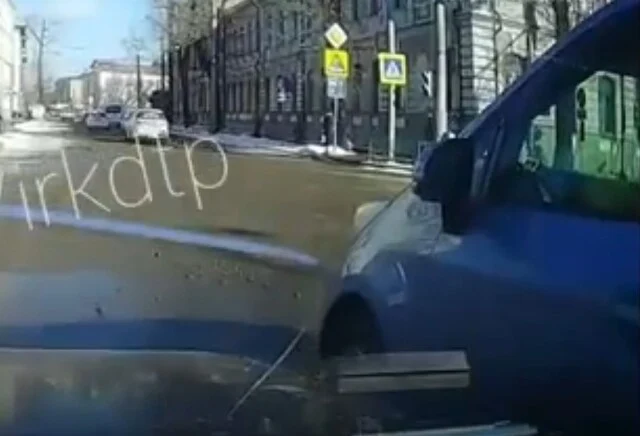  Авария на перекрестке в Иркутске: водитель минивэна пытался провернуть налево с правой полосы