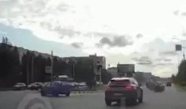  Автомобиль перевернулся в результате ДТП на перекрестке в Сургуте