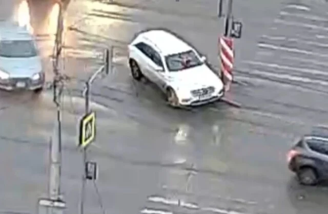  Момент ДТП в Красноярске: автоледи не смогла войти в поворот