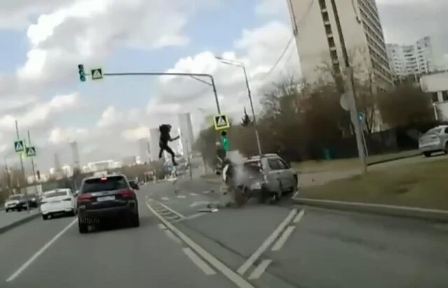  В Москве байкер двигался по полосе для общественного транспорта и столкнулся с автомобилем