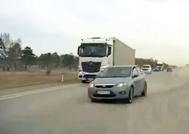  &laquo;Все живы, здоровы&raquo;: опасный маневр едва не привел к ДТП в Иркутской области