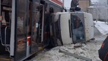  Mercedes столкнулся с трамваем в Петербурге