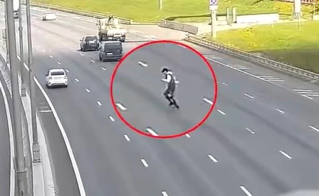  Мужчина пытался перейти оживленный МКАД и попал под колеса автомобиля