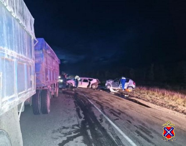 &amp;#171;Объезжал стоящий грузовик&amp;#187;: четверо погибли в ДТП с участием двух авто в Волгоградской области