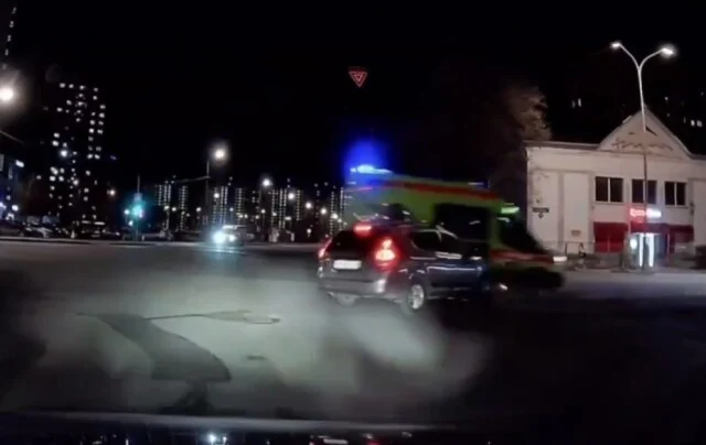  Скорая и легковой автомобиль столкнулись на перекрестке в Подмосковье