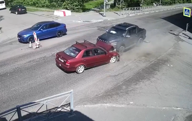  Момент лобового столкновения в Сортавале: водитель пикапа выехал на встречную и устроил ДТП