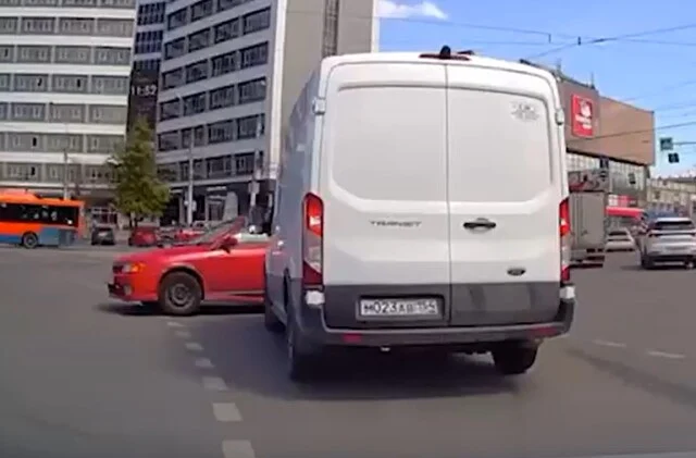  Фургон и универсал не поделили дорогу на площади Калинина в Новосибирске