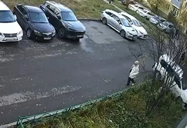  Момент ДТП в Ангарске: &laquo;Водитель припарковался в стену дома и пошёл на обед&raquo;