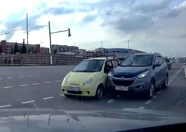  В Магнитогорске водитель кроссовера передумал поворачивать и устроил ДТП