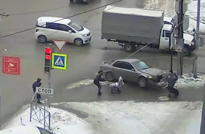  В Новосибирске в результате ДТП автомобиль вылетел на тротуар и едва не сбил пешеходов