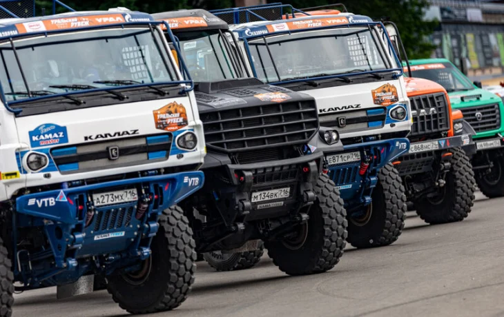 &laquo;Берем Тимати в экипаж?&raquo; Популярный рэпер сел за руль гоночного КАМАЗа