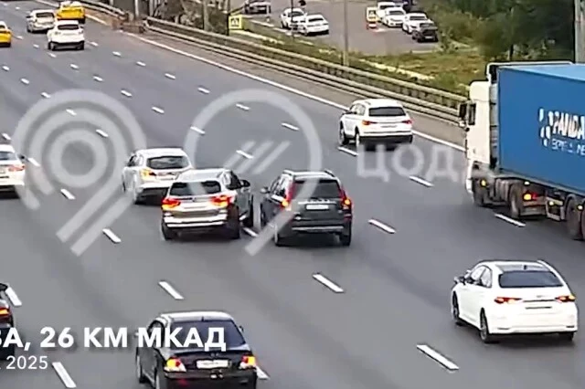  Играл в &laquo;шашки&raquo; за рулем: в объектив камер попал момент очередного ДТП на МКАД