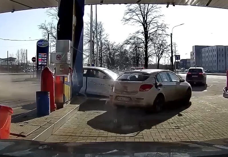  Автомобиль влетел на территорию АЗС в результате ДТП в Петербурге