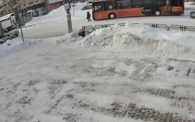  &laquo;Переходила дорогу на зеленый&raquo;: автобус сбил женщину в Каменске-Уральском