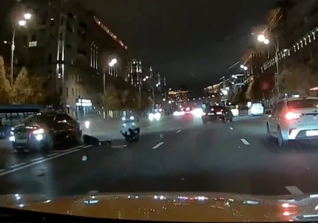  Мотоцикл и три автомобиля столкнулись на Земляном Валу в Москве
