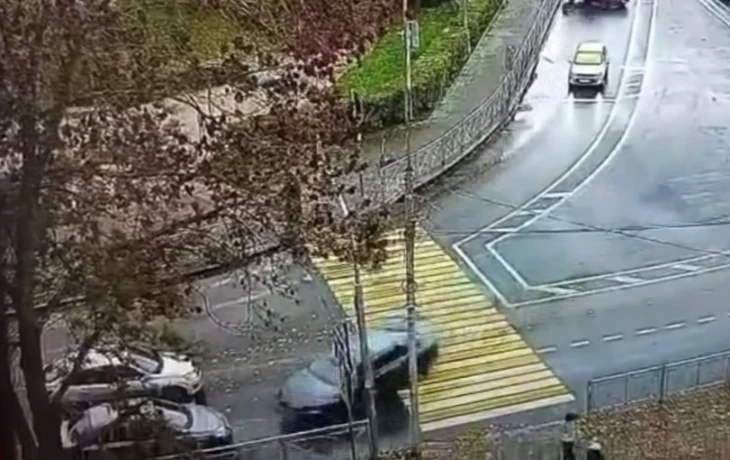  &laquo;Выехал на встречку и разбил несколько машин&raquo;: камера запечатлела момент массового ДТП в Великом