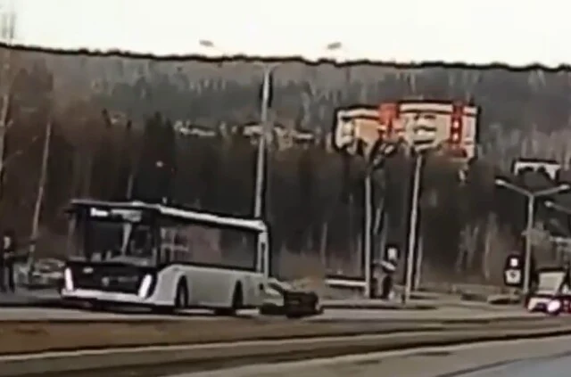  Момент ДТП в Железногорске: байкер поставил мотоцикл на заднее колесо и опрокинулся