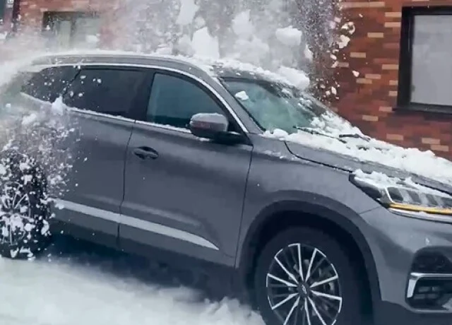  В Новосибирске снег сошел с крыши на припаркованный кроссовер