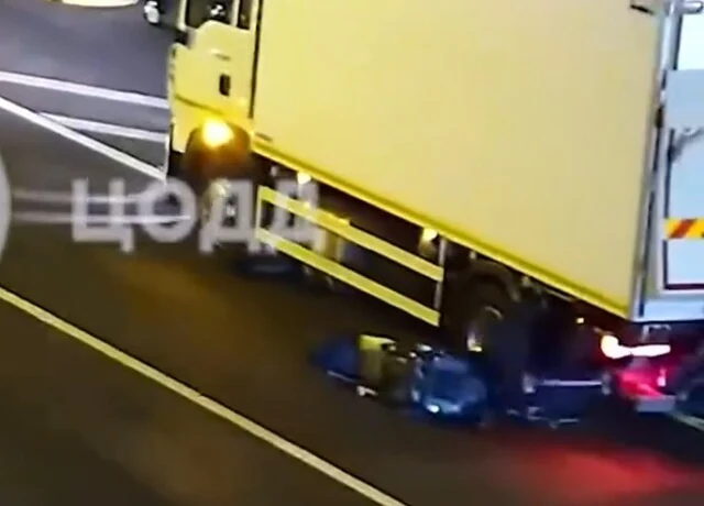  &laquo;Вытолкнул под грузовик&raquo;: два автомобиля и мотоцикл столкнулись на МКАД