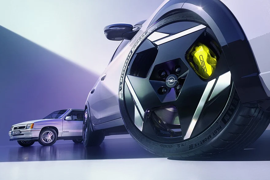 Opel Corsa GSE на фоне &laquo;горячей&raquo; версии GSi первого поколения