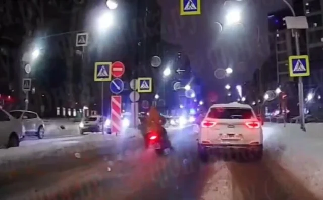  В Мурине курьер сбил переходившую дорогу женщину