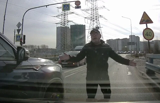  &laquo;Возмущался, что не пропустили&raquo;: момент ДТП с участием двух авто в Петербурге