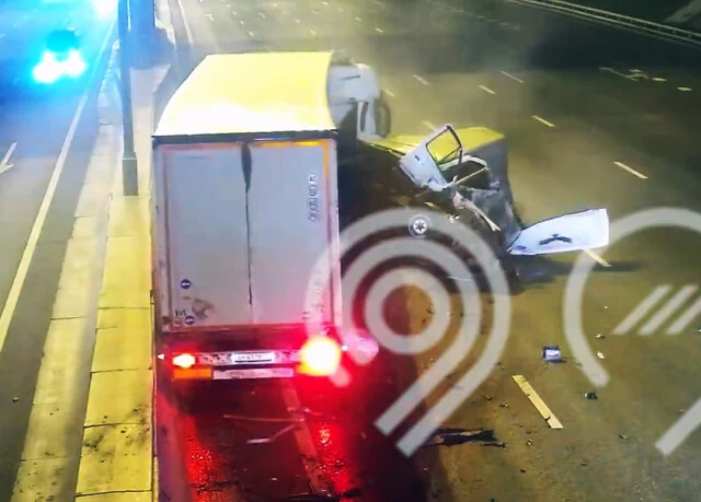  На МКАД дальнобойщик отвлекся на телефон и снёс две &laquo;Газели&raquo;