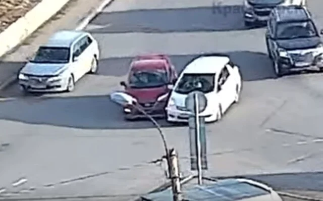  &laquo;Спорила с сотрудниками ДПС и не признавала вину&raquo;: камера запечатлела момент ДТП на кольце в Кра