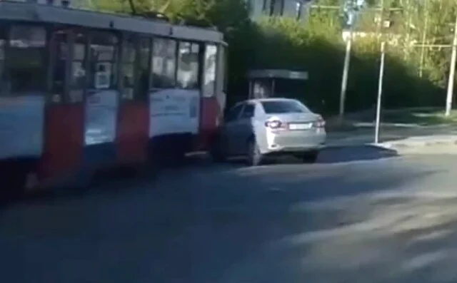  &laquo;Незаметный трамвайчик&raquo;: в Томске водитель пытался повернуть налево и попал в ДТП