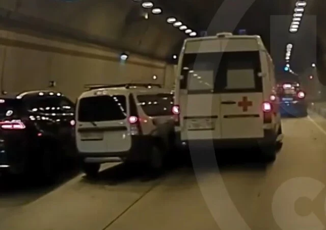  ДТП в тоннеле в Сочи: водитель &laquo;скорой&raquo; не успел затормозить и столкнулся с двумя автомобилями