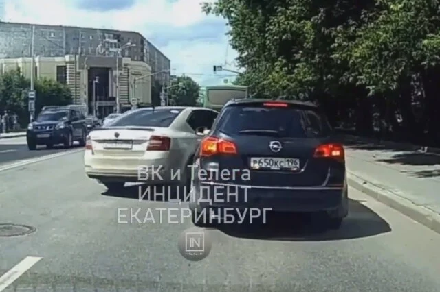  Водитель &laquo;Шкоды&raquo; перестраивался: два автомобиля столкнулись в Екатеринбурге