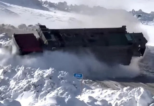  Момент ДТП на перевале Свеча в Якутии: грузовик потерял управление и опрокинулся