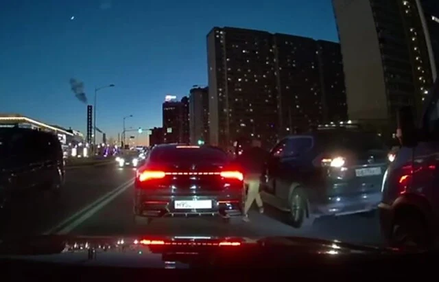  &laquo;Забыл поставить на ручник&raquo;: в Ленобласти кроссовер без водителя покатился назад и поцарапал дру