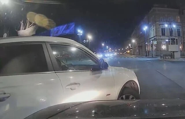  &laquo;Никак я его не обижал&raquo;: конфликт на дороге в Петербурге закончился помятой дверью