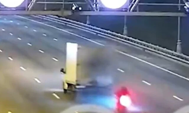  Момент ДТП на МКАД: мотоцикл на скорости врезался в &laquo;Газель&raquo;