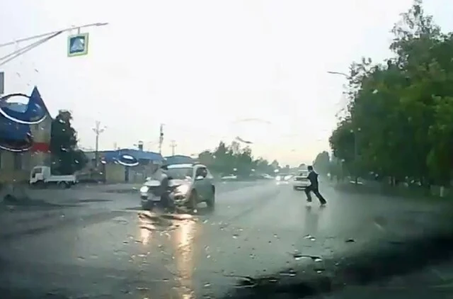  Момент ДТП в Кузбассе: автомобиль сбил школьницу, переходившую дорогу по пешеходному переходу