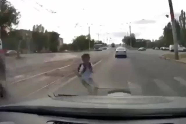  В Волгограде мальчик выбежал из-за стоящего трамвая и попал под машину