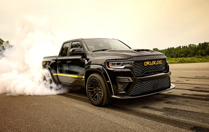 Заводской тюнинг для Ram 1500 Rumble Bee: большие &laquo;мясорубки&raquo;, подвеска, выхлоп, декор