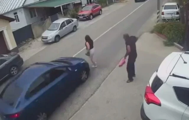  &laquo;Не посмотрела по сторонам&raquo;: женщина попала под колеса автомобиля в Сочи