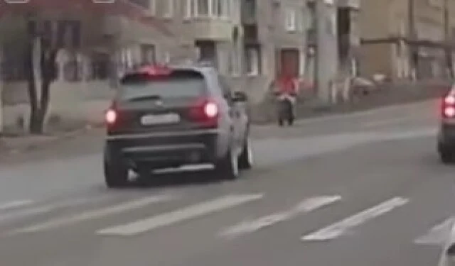  В Красноярске водитель автомобиля, поворачивая налево, сбил курьера