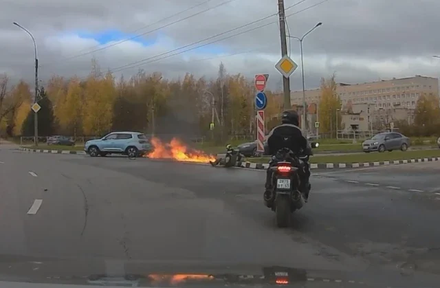 Мотоцикл загорелся после ДТП на Державинском кольце в Великом Новгороде