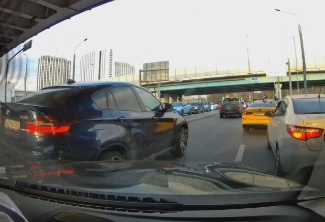  &laquo;Пытался перестроиться в левую полосу&raquo;: кто виноват в аварии в Москве?