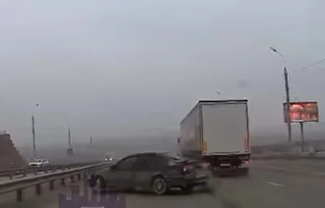  В Красноярске водитель фуры не заметил легковой автомобиль и отбросил его в ограждение