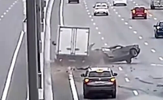  &laquo;Чудом успел отбежать&raquo;: фургон снёс легковой автомобиль на МКАД