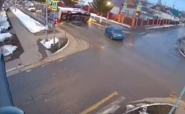  Скорая помощь опрокинулась в результате ДТП в Татартсане