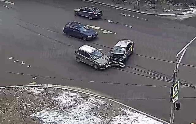  В Волжском таксист пытался развернуться и не пропустил встречный автомобиль