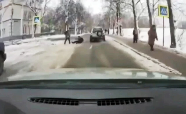  В Новгороде женщина сбила школьника, пыталась скрыться и попала в ДТП