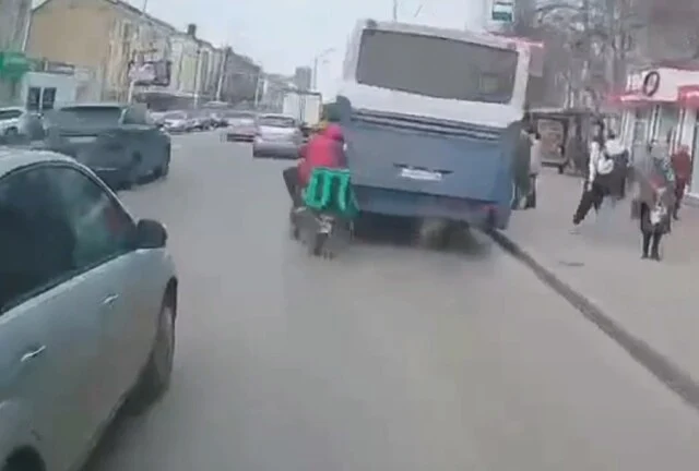  В Тамбове курьер не справился с управлением и врезался в стоящий автобус