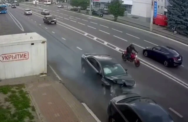  &laquo;Остановился, чтобы забрать пассажирку&raquo;: камера запечатлела момент ДТП в Белгороде